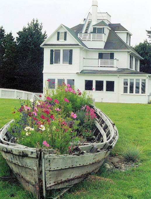 creative garden decor reuse old boat wood flowers house project