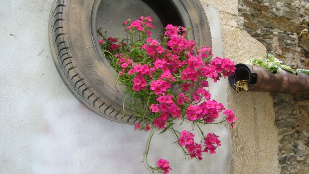 garden junk ideas reuse old tires wall flower planter pink geranium