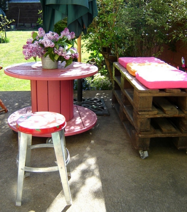 wooden cable spool table pink painted flower centerpiece pallet sofa backyard