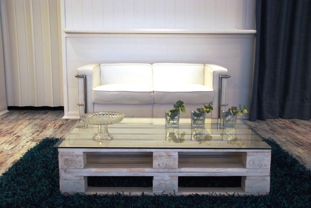 recycled pallet idea for living room coffee table glass vases leather white sofa