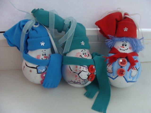 homemade christmas tree ornaments cute snowman ribbons decorated burnt electric bulbs
