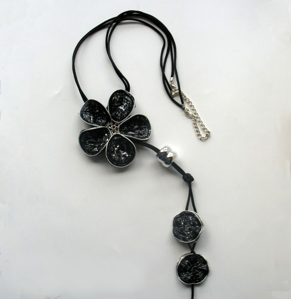 upcycling nespresso capsules into black diy necklaces flower decorated