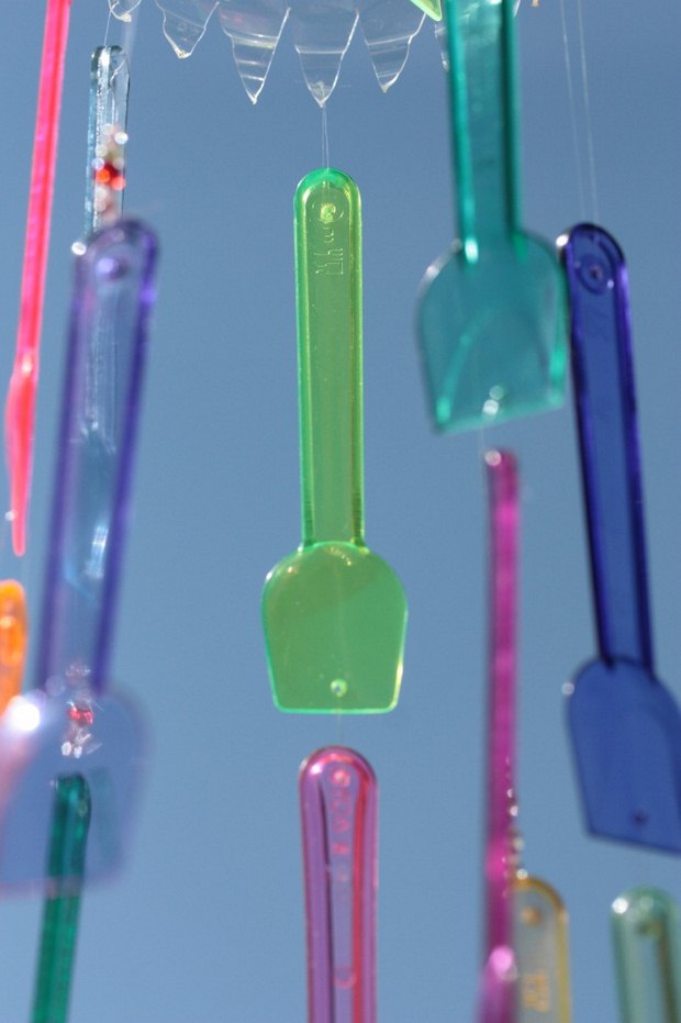 wind chime upcycling from used plastic ice cream spoons decorating ideas