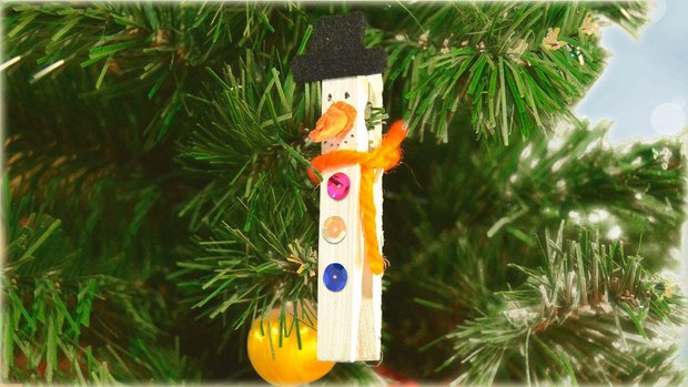 old wooden clothespin decorated hanging snowman scarf homemade ideas