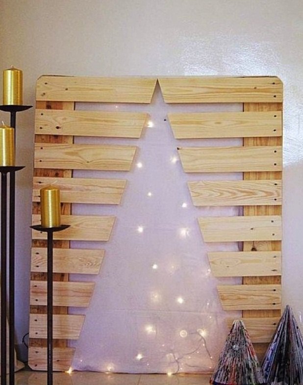 upcycled christmas tree diy wooden pallet lights golden candles decoration