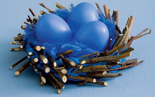 easter blue eggs decorating ideas bird nest branches table centerpiece