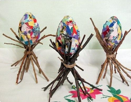 easter egg decorating ideas old colorful paper wooden branches centerpiece