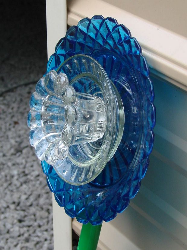 20+ Upcycled Garden Glass Flowers Made of Old Plates