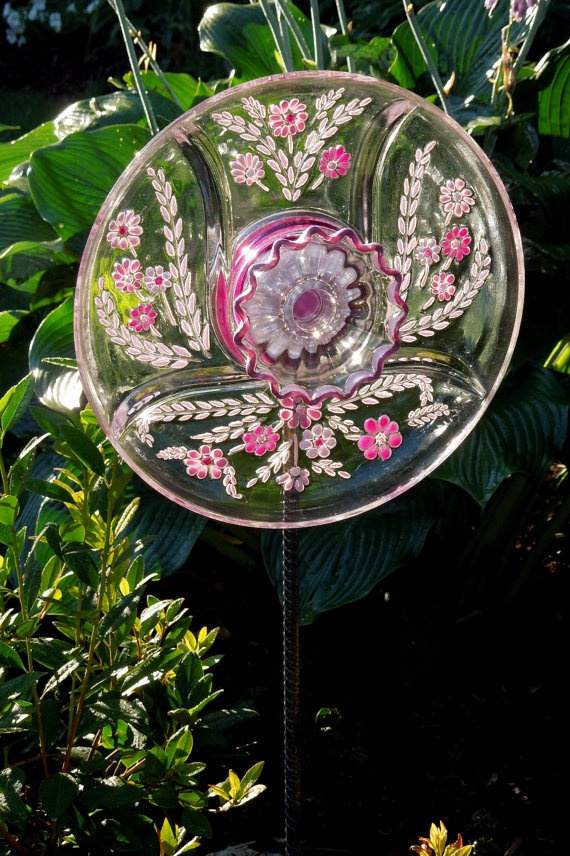 20+ Upcycled Garden Glass Flowers Made of Old Plates