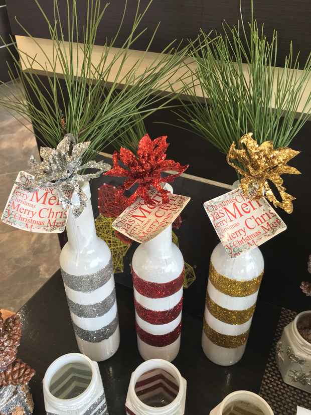 christmas table centerpieces crafts decorations glass bottles painted glitter silver red gold greenery