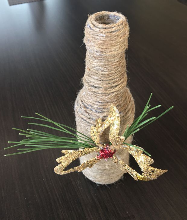 christmas table centerpieces kids crafts rustic glass bottle wrapped jute twine gold leaf ornament pine needles