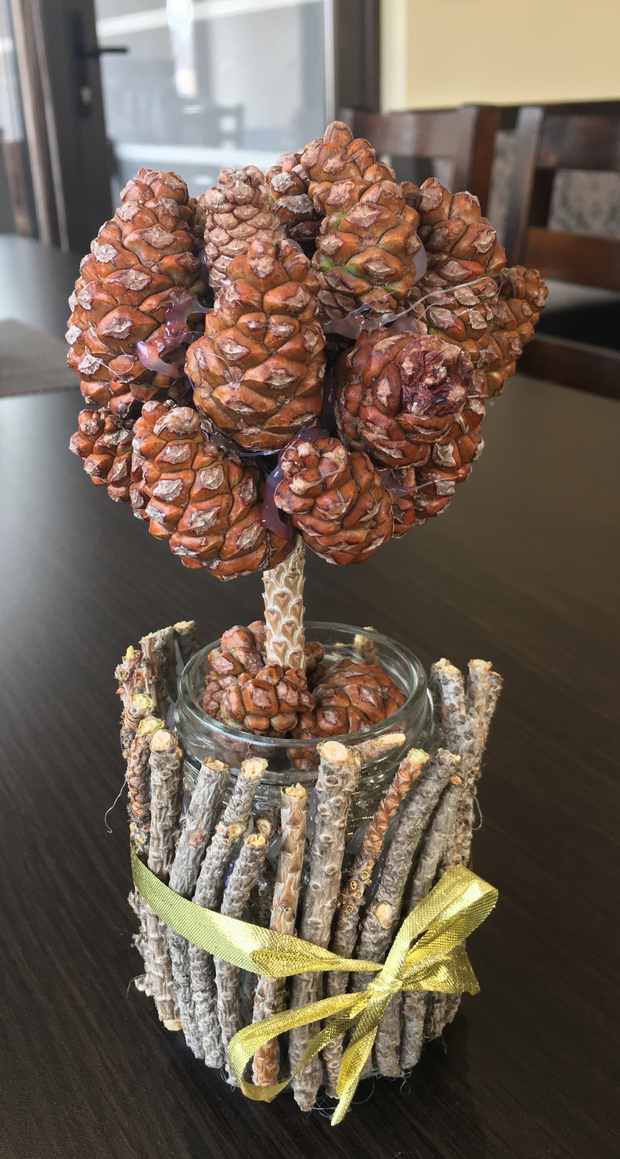 christmas table centerpieces topiary tree natural materials pinecones wooden sticks glass jar