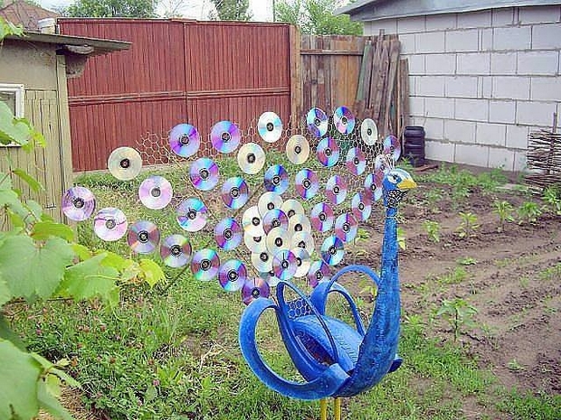 garden junk ideas old tires art cds tail peacock decoration