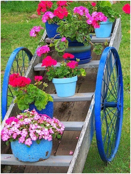 garden junk ideas flower pots old ladder wood blue paint wheels