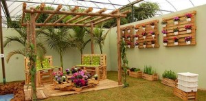 outdoor-furniture-ideas-creative-vertical-pallet-garden-wooden-chairs-flower-table