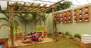 outdoor-furniture-ideas-creative-vertical-pallet-garden-wooden-chairs-flower-table