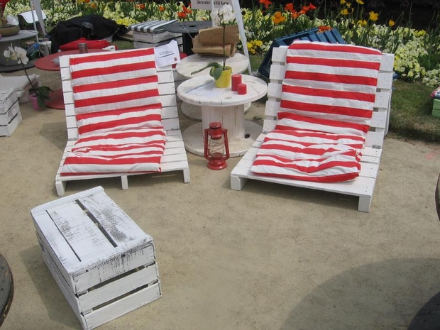outdoor pallet furniture ideas creative diy shebi chic lounge red cushion