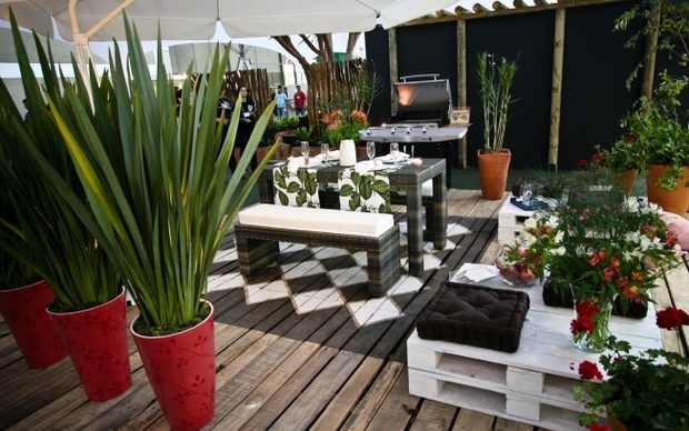 outdoor shipping pallet furniture ideas creative diy decorated table bench