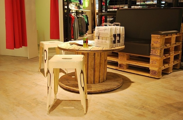 mesas de carrete de alambre banco de palets reciclados sillas de madera