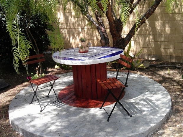 carrete de cable de madera mesa de jardín mosaico decoración sillas de madera patio trasero
