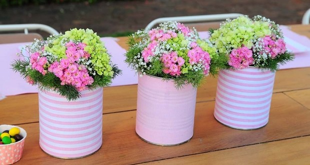 tin-can-craft-ideas-diy-purple-flower-decorated-garden-table-centerpiece-vases