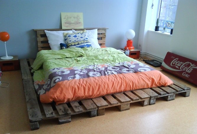 how to make pallet bed frame cheap recycling pallet idea bedside lamps coca cola home design sign coloured linens