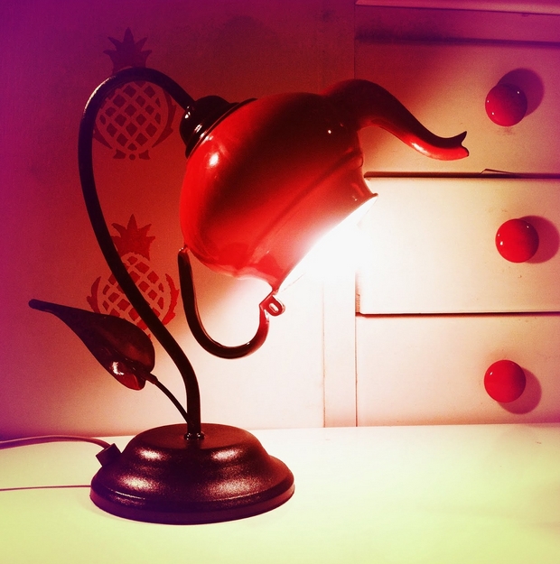 reuse old teapot red desk lamp diy decor ideas
