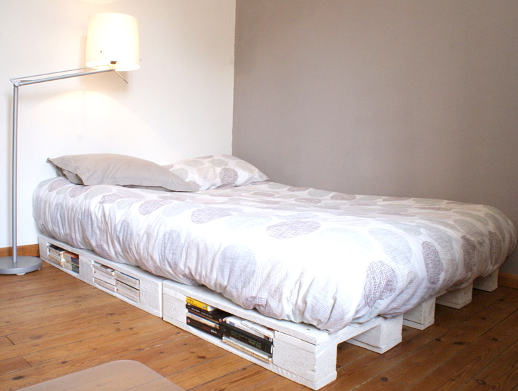 white wood pallet bed frame diy project lamp linen satin sheets