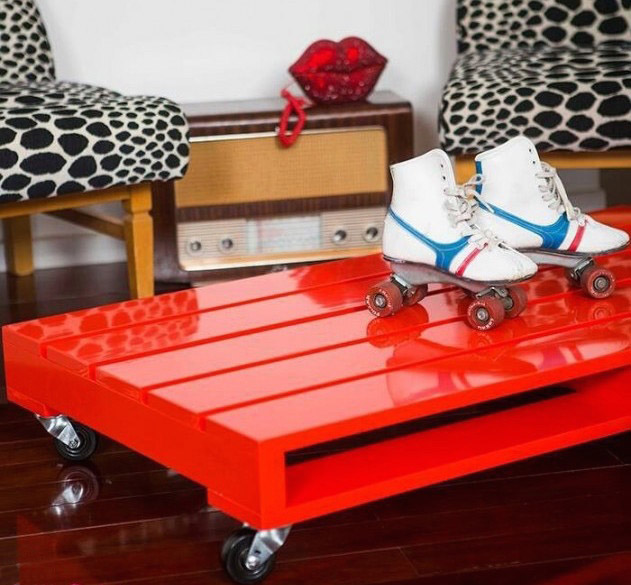rojo brillante pintado palet mesa planos patines sillas