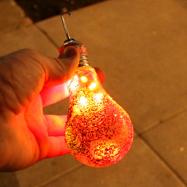 christmas decorating ideas made of burnt out bulbs glitter powder orange coloured tree lights
