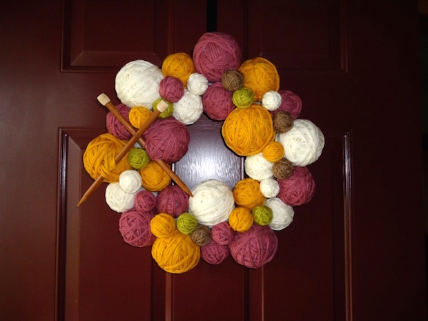easy to make christmas door wreaths reusing yarn balls knitting needle decoration