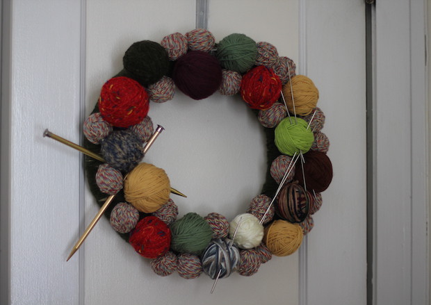homemade christmas door wreaths reused yarn knitting needle decoration