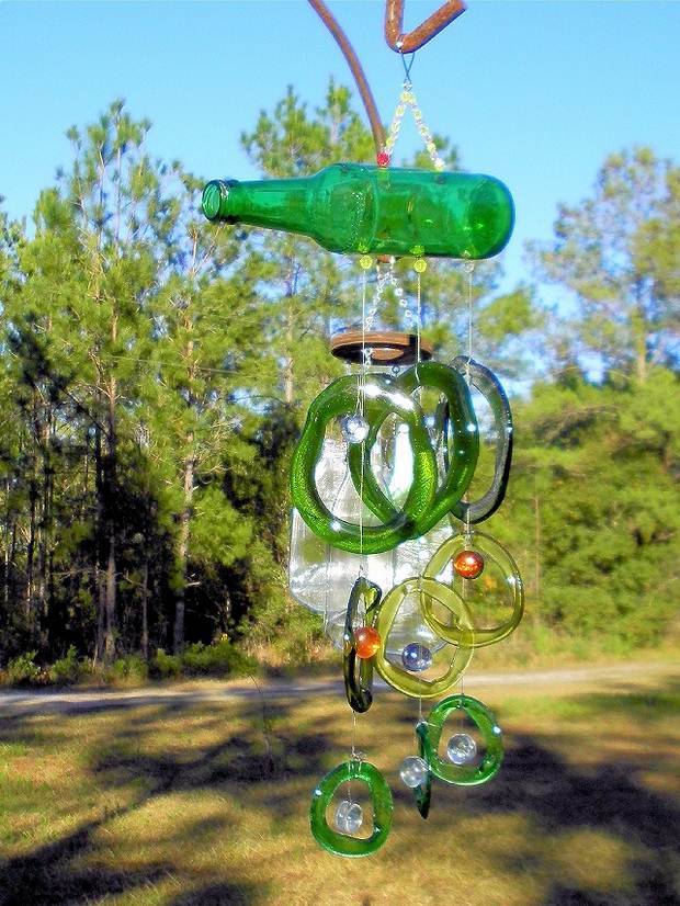 wind chime crafts made of empty green glass bottles upcycling ideas for the backyard