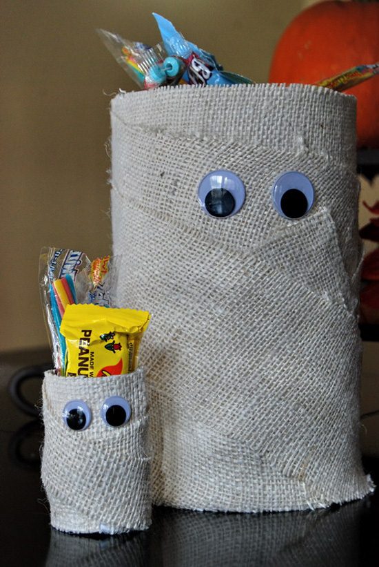 halloween crafts mummy candy cans with burlap ribbon and googly eyes scary home decoration