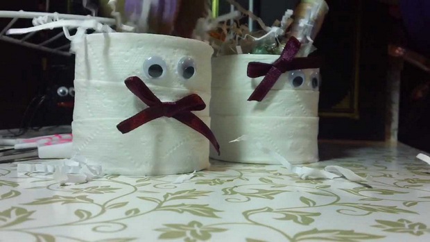 recycled old tin cans into toilet paper ghosts with googly eyes home decoration ideas