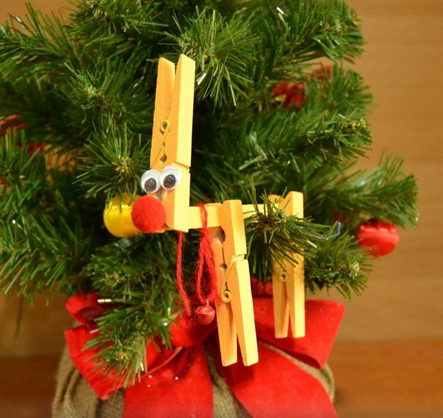 christmas ornaments with clothespins handmade reindeer googly eyes tree decor idea