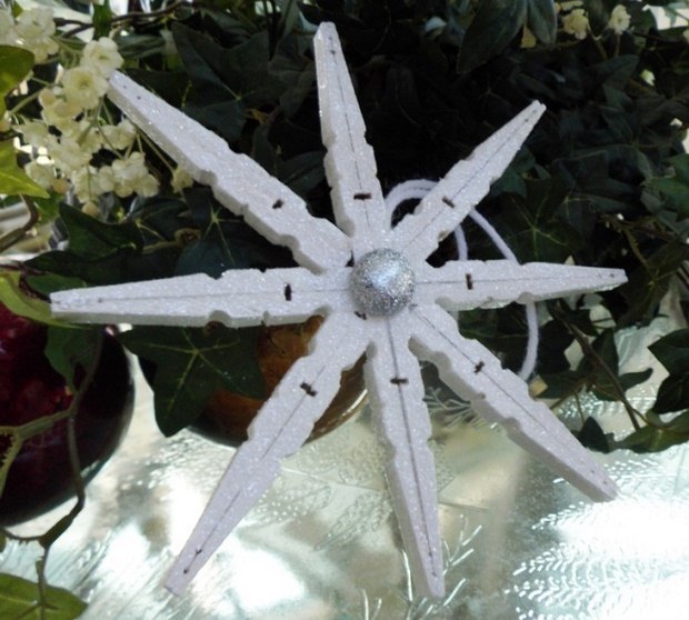 christmas ornaments clothespins white star tree decorating idea
