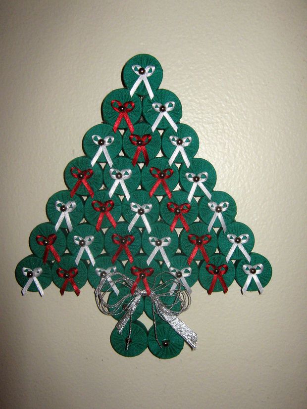 alternative christmas tree spool thread green present paper decor idea