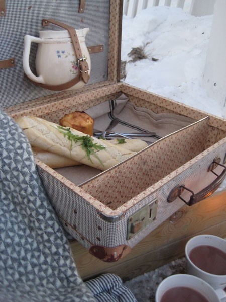 reuse old suitcase picnic basket upcycling decoration