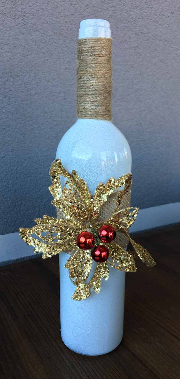 christmas table centerpieces upcycled crafts decorations glass bottles painted glitter white red gold decor idea