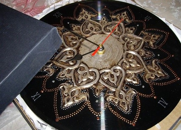 upcycled vinyl records diy golden painted clock creative handmade craft idea