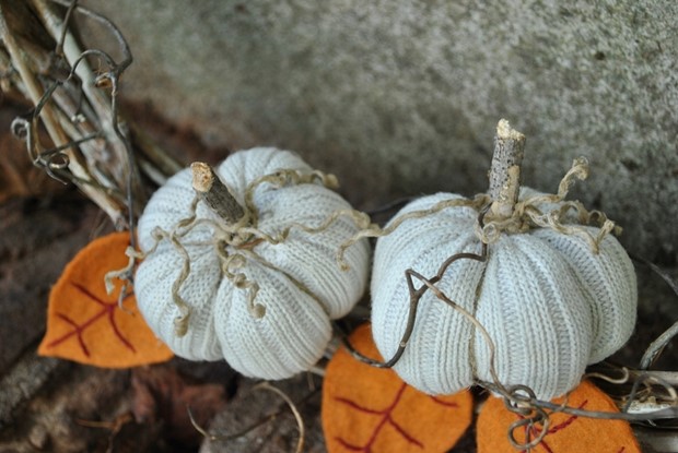 stuffed-fabric-pumpkin-fall-old-sweaters-upcycling-felt-leaves