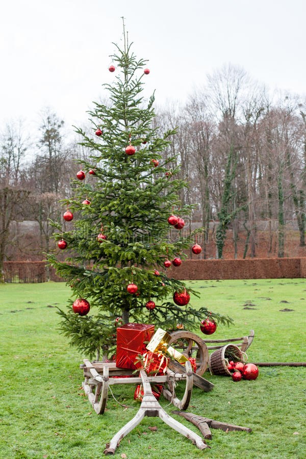árbol de trineo de madera antiguo de navidad bolas rojas decoración de jardín al aire libre
