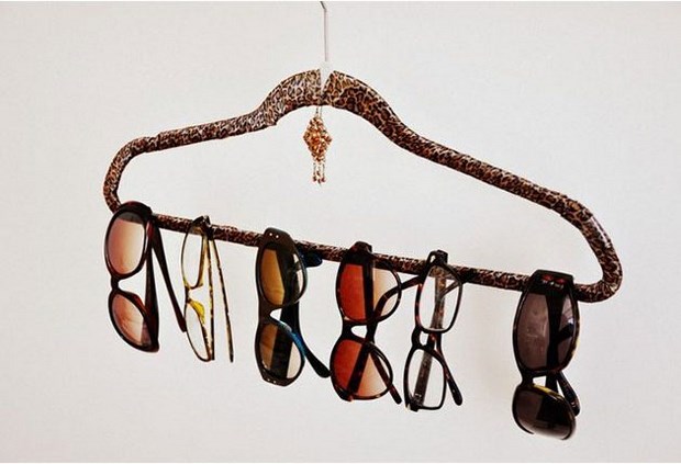 reuse hangers sunglasses holder upcycled idea